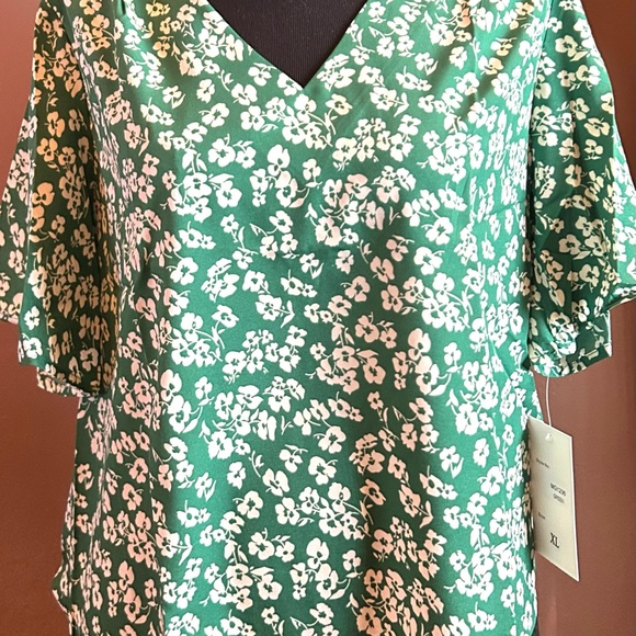 Green Plus Floral Short Sleeve Top NWT - Picture 10 of 11